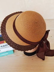 Sonnenhut mit geflochtener Schleife im Retro-Stil