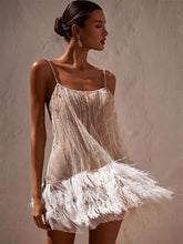 Sling-Kleid aus doppellagigem Netzstoff mit Quasten und Perlen