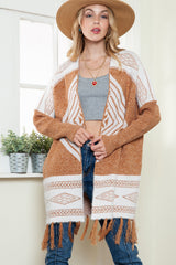 Braune Strickjacke mit Colorblock-Muster und Quastensaum
