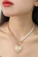 Halskette mit Herzanhänger und halber Kette und halber Perle