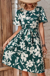 Robe plissée à col rond et ceinture nouée à fleurs