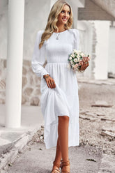 Gesmoktes Midikleid mit Rundhalsausschnitt und Volantärmeln