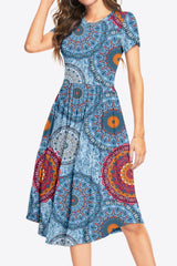 Robe imprimée à col rond et manches courtes avec poches