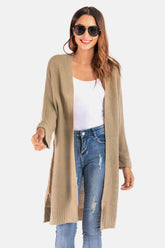 Strickjacke mit offenem Schlitz vorne und sichtbaren Nähten