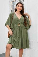 Robe grande taille à col surplis et manches mi-longues