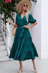 Robe mi-longue à volants et col surplis, nouée à la taille