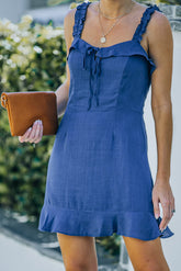 Minikleid mit Rüschenträgern, Bindeband vorn und Rüschensaum