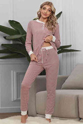 Pyjama-Set mit gestreiftem T-Shirt und Hose
