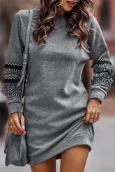 Dunkelgraues Sweatshirtkleid mit Rüschen und Patchwork-Ärmeln