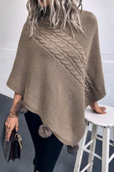 Rollkragenponcho mit Zopfmuster und Pompombesatz