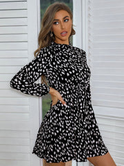 Robe imprimée à manches longues et col à volants