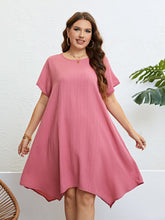 Plus Size Kleid mit Rundhalsausschnitt und Taschentuchsaum