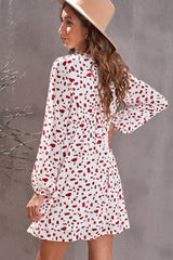 Robe à décolleté plongeant et boutons décoratifs imprimés