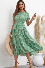 Robe mi-longue fleurie à col rond et ceinture nouée