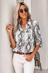 Oberteil mit Knopfleiste und Taschen im Animalprint