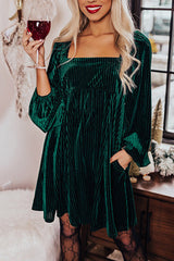 Robe babydoll verte en velours côtelé à col carré et dos noué