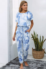 Kurzärmliger Jumpsuit mit Batikmuster und Taschen