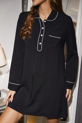 Kleid mit kontrastierender Paspelierung und halben Knöpfen und langen Ärmeln