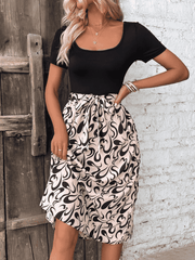 Robe imprimée à manches courtes et ceinture nouée