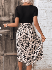 Robe imprimée à manches courtes et ceinture nouée