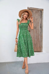 Robe midi imprimée à col carré et volants