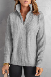 Rippstrickpullover mit Viertelreißverschluss und überschnittenen Schultern