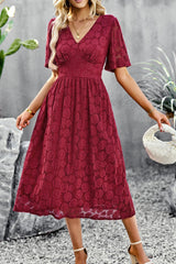 Robe mi-longue en dentelle à col en V et manches bouffantes