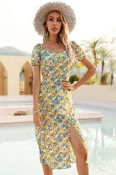 Robe fleurie à manches courtes et ourlet fendu