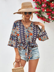 Chemisier à ourlet noué, col en V, manches trois-quarts