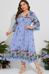 Robe mi-longue fleurie grande taille à col en V et manches trois-quarts