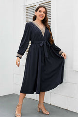 Robe mi-longue contrastée à taille nouée grande taille