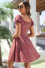 Kleid mit Blumenmuster und Volantärmeln und Bindeband vorn