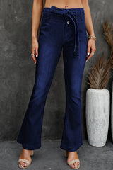 Schlaghosen-Jeans mit Gürtel