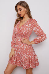 Robe imprimée à col surplis et manches bouffantes avec ourlet à volants