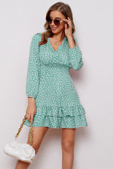 Robe imprimée à col surplis et manches bouffantes avec ourlet à volants
