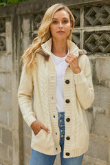 Strickjacke mit Kapuze und Kunstpelzbesatz