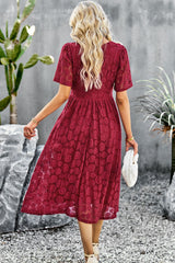 Robe mi-longue en dentelle à col en V et manches bouffantes
