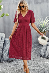 Robe mi-longue en dentelle à col en V et manches bouffantes