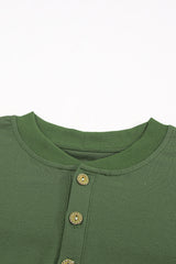 Lounge-Set mit kurzärmligem Oberteil und Shorts mit Viertelknopfleiste