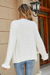 Flauschige Strickjacke mit durchbrochenen Volantärmeln und Knopfleiste