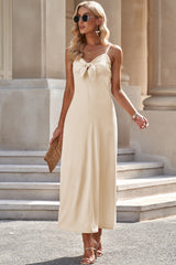 Kleid mit Spaghettiträgern und Bindedetail