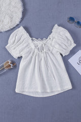 Haut à manches bouffantes et bordure en dentelle avec liens dans le dos