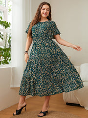 Robe mi-longue fleurie grande taille à col rond et manches courtes