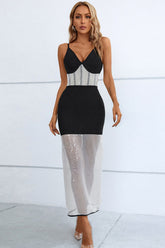 Robe mi-longue à bretelles spaghetti et sequins contrastés