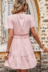 Robe à volants et col en V à smocks imprimés