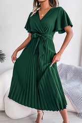 Plissiertes Kleid mit Flatterärmeln und Gürtel