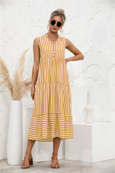 Gestreiftes, gestuftes, ärmelloses Swingkleid