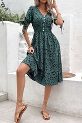Robe imprimée à taille froncée et poignets noués