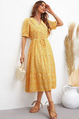 Robe fleurie à volants et col à nouer à la taille