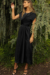 Robe mi-longue en satin à manches courtes et lien au dos